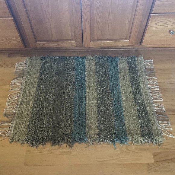 Throw Rug - Picture 2 of 16